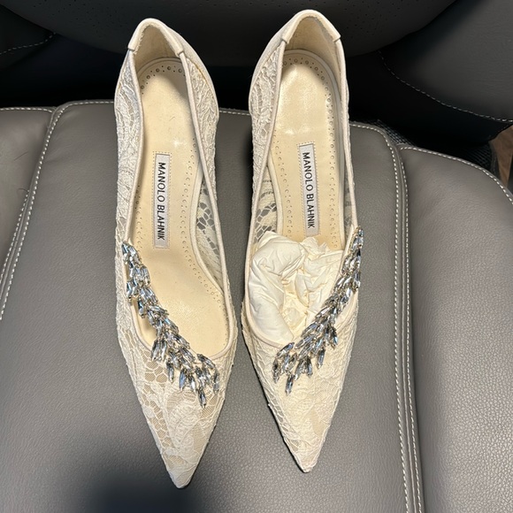 Manolo Blahnik Shoes - Manolo Blahnik White Lace Crepe And Crystal Nadira Pumps Size 38.5 8.5